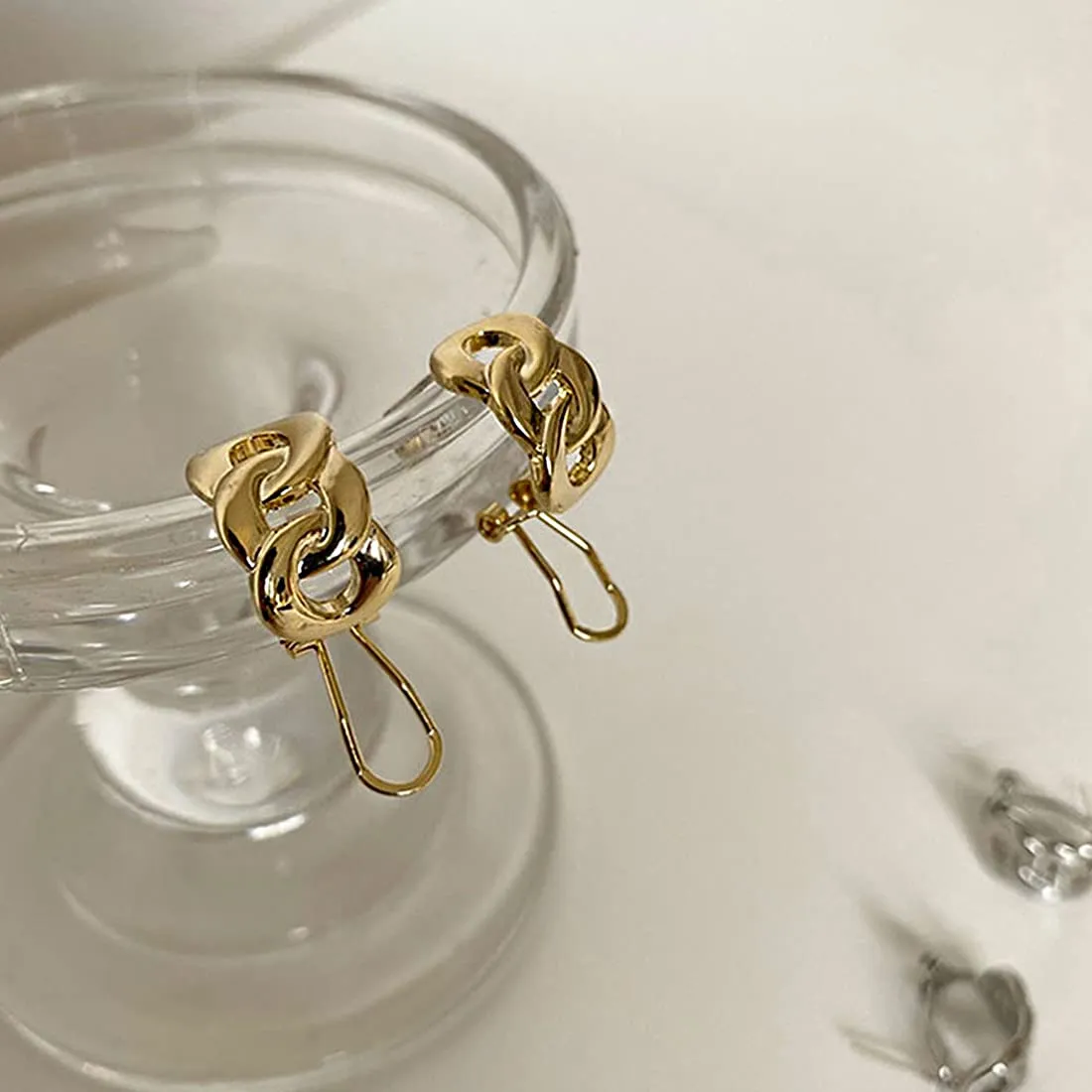 Yellow Chimes Latest Fashion Gold Plated Chain Design Clip-On Earrings for Women and Girls, Medium (YCFJER-CLPCHN-GL)